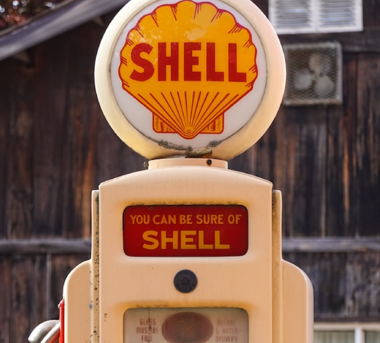 Benzinepomp met Shell logo